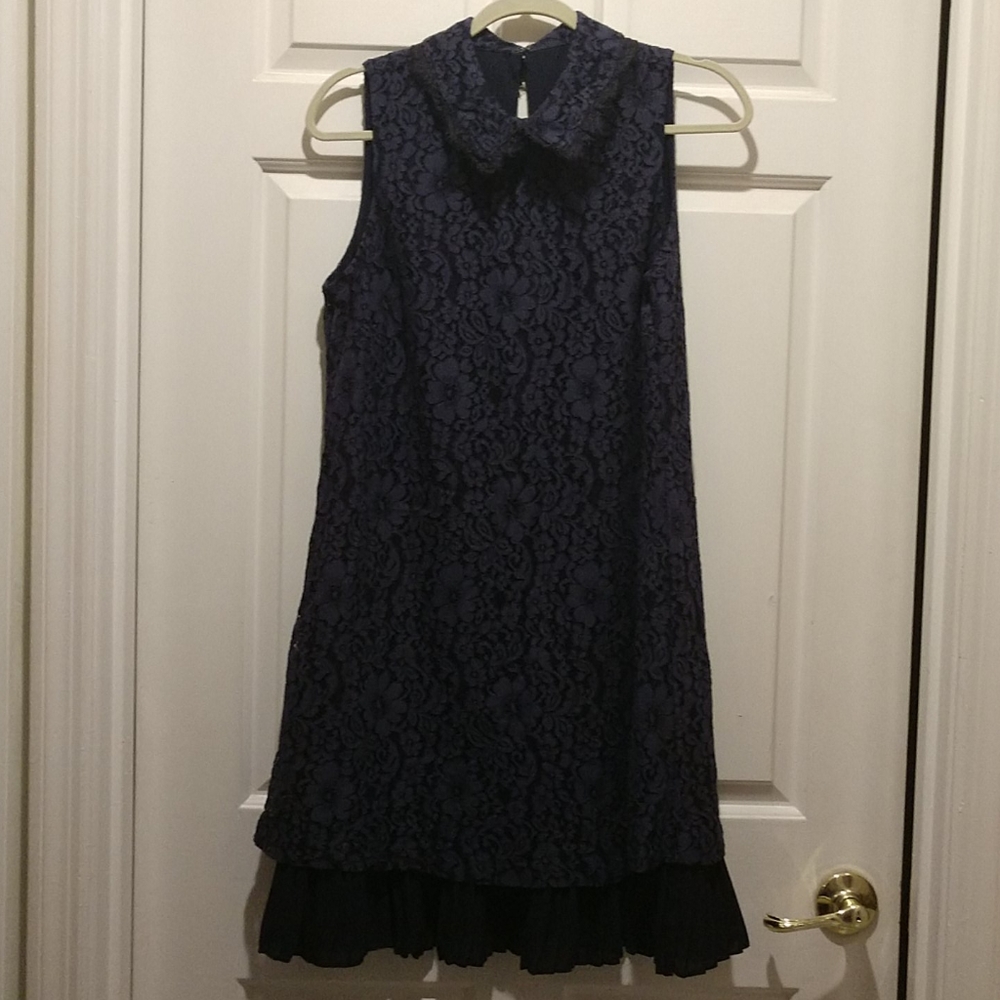 A-line sleeveless lace dress